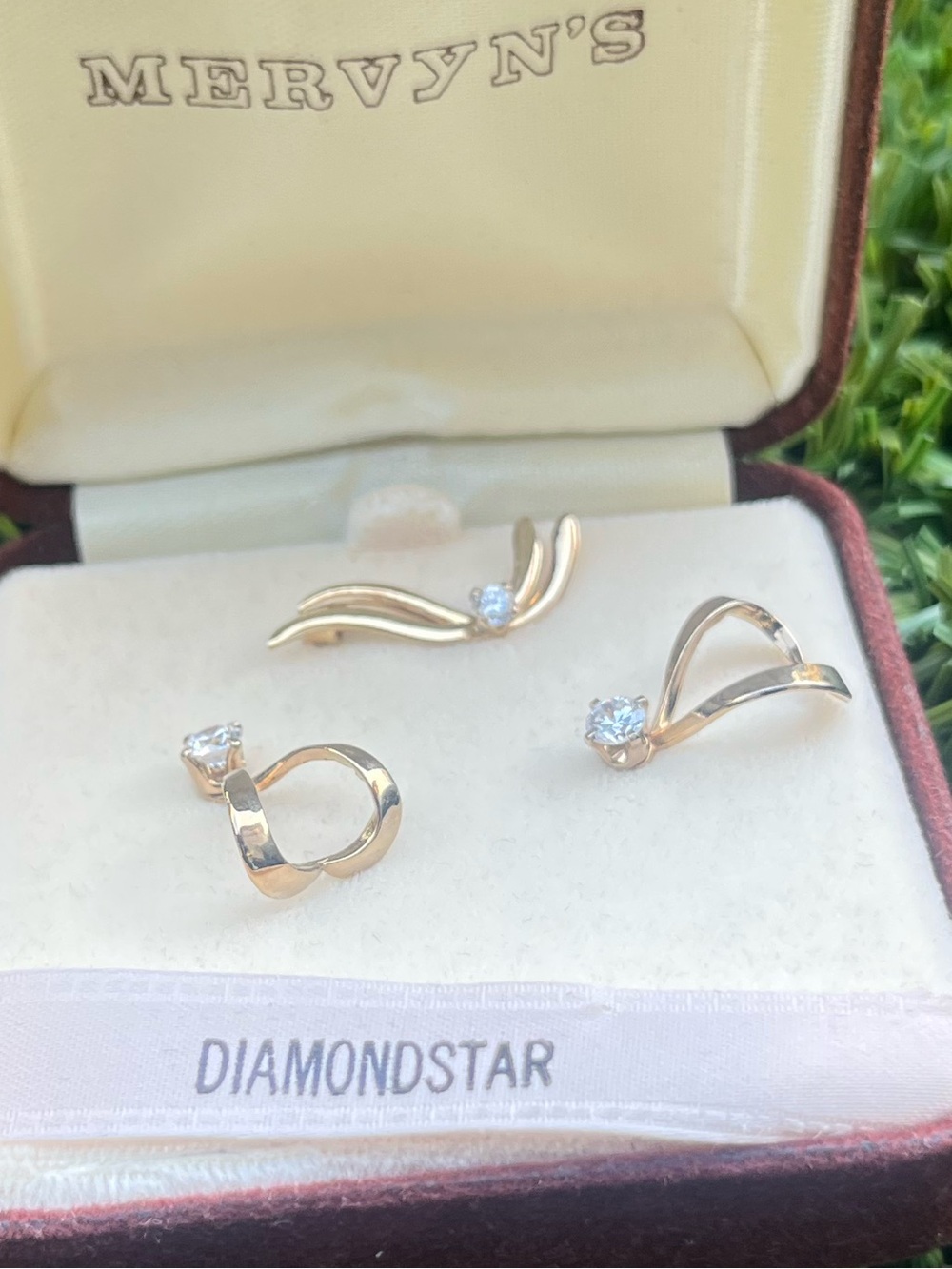 Vintage Mervyn's DiamondStar Gold Tone Stud Earrings and Brooch - Picture 4 of 4